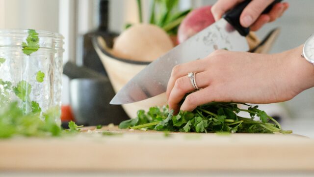 野菜を切っている女性の手